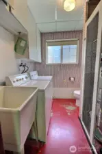 Lower level 1/2 bath & Laundry.