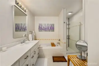 Primary bath with 5-piece set