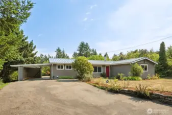 Parking here is easy with an oversized gravel drive and a wide carport. Guests, roommates, RVs, boats…bring them all. This is one of those rare setups where you won’t be fighting over who gets the good spot.
