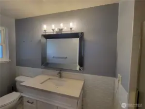 Upper level primary en suite bath