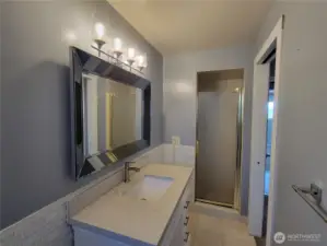 Upper level primary en suite bath