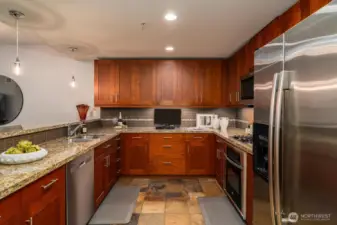 Plenty of storage & counter space in this kitchen!