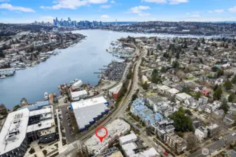 2nd picture showing the surrounding area, Burke Gilman Trail, Gas Works park. Close to all the New Years eve fireworks.