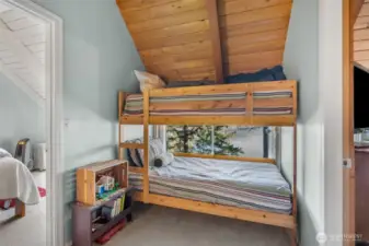 Guest bunkbeds with a ocean view.