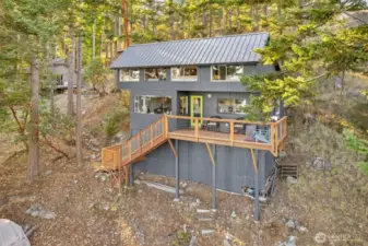 Front of house that faces the ocean!