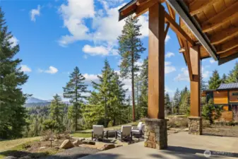 Gorgeous outdoor setting overlooking Cle Elum River Corridor