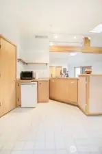 Kitchenette in Family Room / Sep Liv