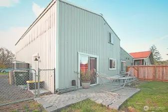 entry to yard/apartment