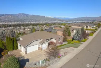 946 Briarwood - A view of the Cascade mountains in Beautiful upper Briarwood Neighborhood