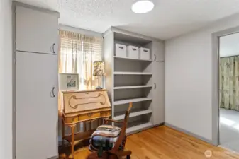 Additional room off primary - office, creative space? You decide!