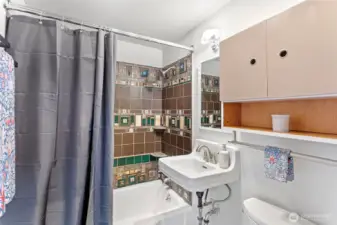 Custom tiled bath surround in the full bath