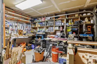 shop in garage - perfect for hobbies and crafts!