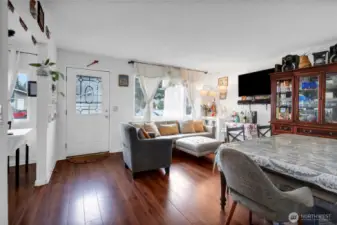 Matching laminate flooring throughout!