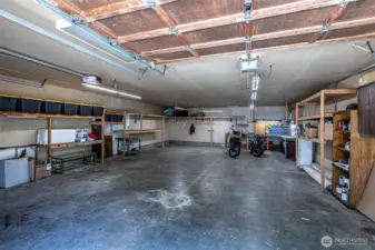 Large garage/shop with so many possibilities!