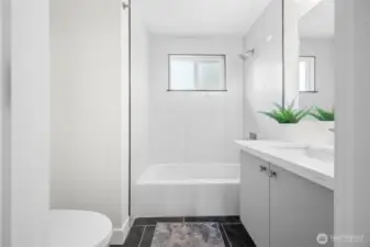 Upper hall full bath