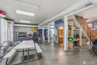 extra deep garage bay 33'