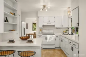 Remodeled kitchen w/Eating space
