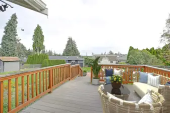 Large deck- VIRTUALLY STAGED