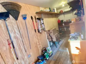 Shed behind Car-Port