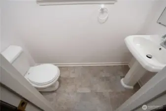 Main floor 1/2 bath