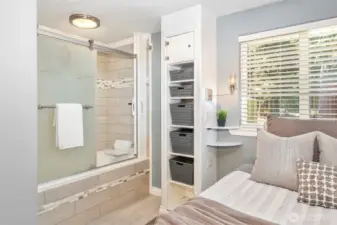 Luxury jetted tub /shower!