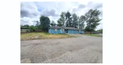 This is the side of 1106 (vacant unit.) Spacious fenced side yard also has big backyard.