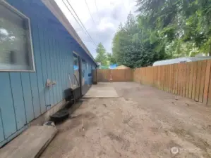 Unit 1104 backyard. This unit is fully fenced.
