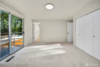 primary bdrm w private bath