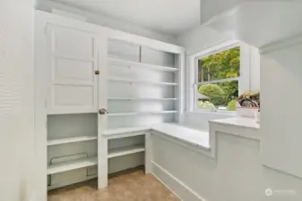 Large walk in pantry off the kitchen