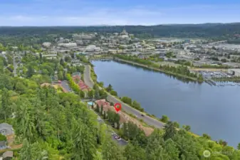 The East Bay Harbor Condominiums are situated in a prime location, 1 mile from the Olympia Farmer’s Market, waterfront restaurants and shopping, Downtown Olympia, and San Francisco Street Bakery.