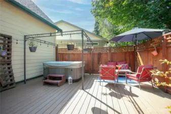Huge low-maintenance synthetic deck private on sides and back
