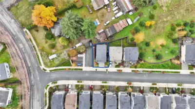 End lot with additional parking - boundary lines approximate!