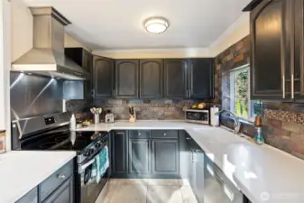 Updated kitchen. New hood vent, DW and Fridge