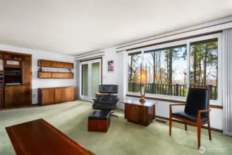 Windows Face west with seasonal Bay views.