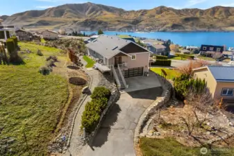 Located next to a community green space in Lake Chelan Hills, this home enjoys enhanced privacy, extra outdoor space, and a peaceful setting.