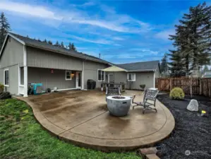 Gas firepit, patio heater and table with umbrella stay