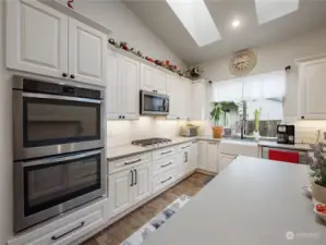 Double oven, under cabinet lights