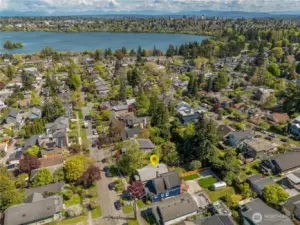 2 blocks to Green Lake