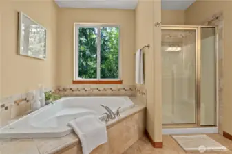 Main level primary en-suite bath with soaking tub