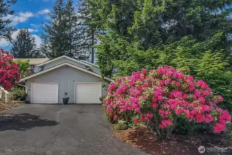100-1 Highland Greens, on the right-hand side of the building, is beautifully updated and maintained. There is direct access into the condo from the garage into this one-level, golf course view condo.