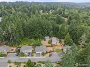 Amazing location close to ferries, navel shipyard, shops, schools, state and county parks.