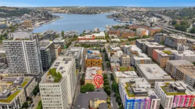 Just blocks from south Lake Union waterfront and the Cheshiahud Lake Union Loop, a trail encompassing 6.4 miles of scenic vistas