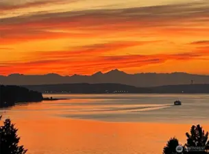 Wake up to breathtaking Manchester sunrises over Puget Sound, with ferries and mountains framed by brilliant skies.