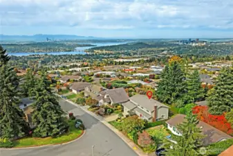 Easy access to downtown Seattle and Bellevue