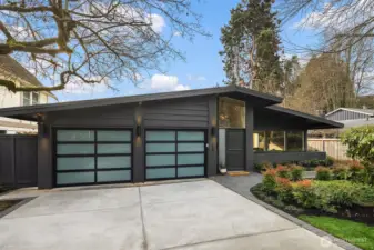 MCM enthusiasts- this one is special. Coveted one level living in desirable Laurelhurst. Homes like these do not present themselves on market often, only two owners in 73 years.