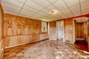 Basement Bedroom showing en suite 3/4 bath.