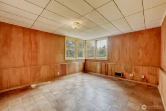 Corner windows gives a very comfy and warm feeling to the whole room, especially on sunny days!