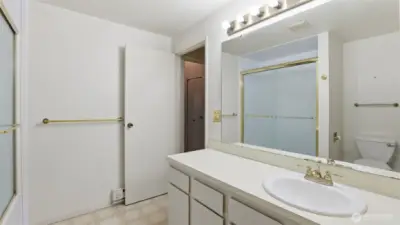 Full bathroom 2nd floor