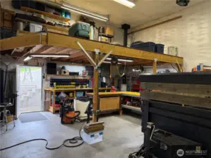 Upper storage in Shop