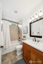 Main bath with bathtub